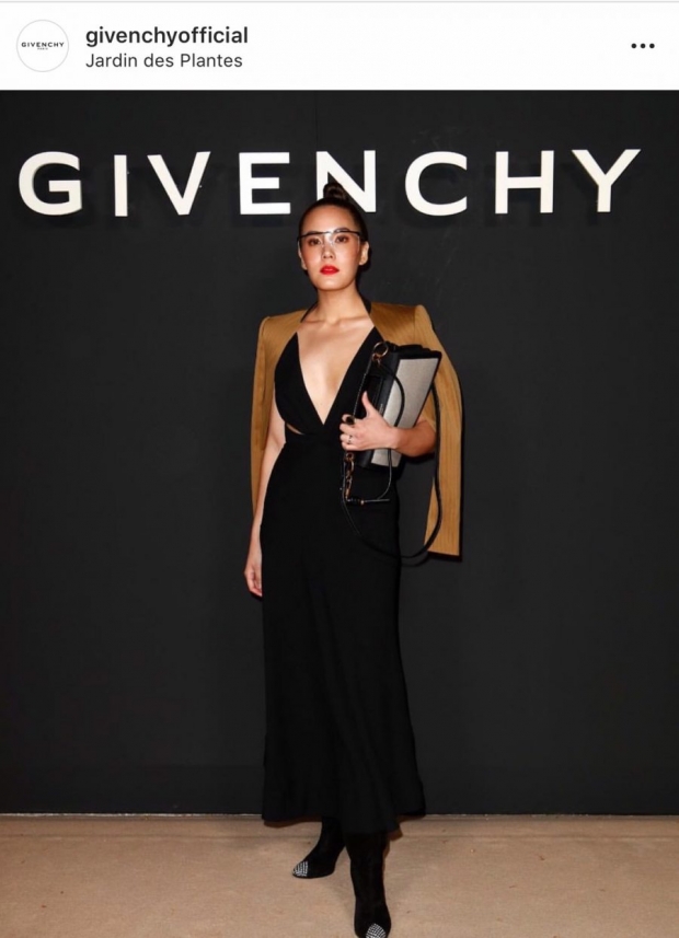 เจนี่  กับลุคเซ็กซี่ แหวกอกอวดความแซ่บ ร่วมชมแฟชั่นโชว์แบรนด์ Givenchy ที่กรุงปารีส (คลิป)