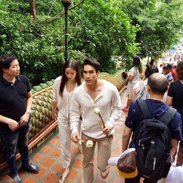 อิ่มบุญถ้วนหน้า! “ญาญ่า อุรัสยา” ควงหวานใจ “ณเดชน์ คูกิมิยะ” ไหว้พระเชียงใหม่ “พีคสุดคือสีเล็บ”