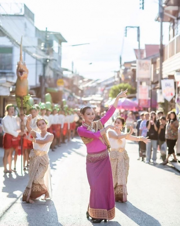 งามอีหลี! “นุ้ย เกศริน” สลัดคราบสาวสายบู๊ นุ่งผ้าไทยฟ้อนรำ ในงานกฐิน