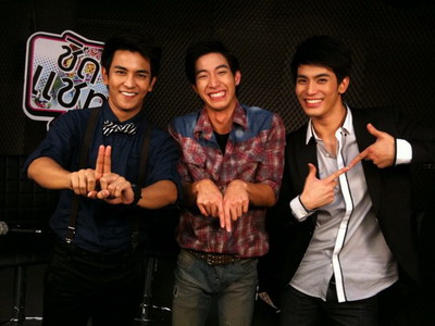 3 หนุ่มเรือนแพ น่ารักน่าหยิก ^3^