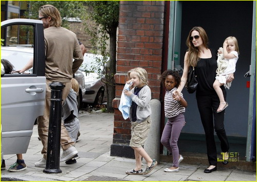 ภาพล่าสุดของครอบครัว Jolie - Pitt