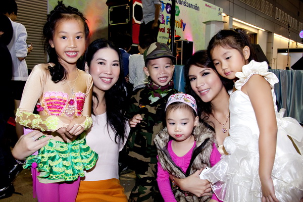 พิธีเปิดงาน Baby & Family Festival 2012