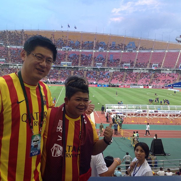 บรรยากาศ ซุปตาร์ดาราไทยเชียร์บอลไทย-บาร์ซ่า