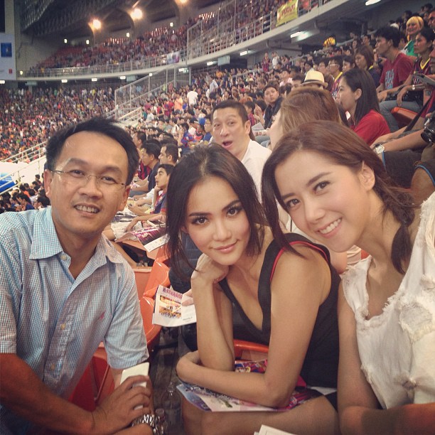 บรรยากาศ ซุปตาร์ดาราไทยเชียร์บอลไทย-บาร์ซ่า