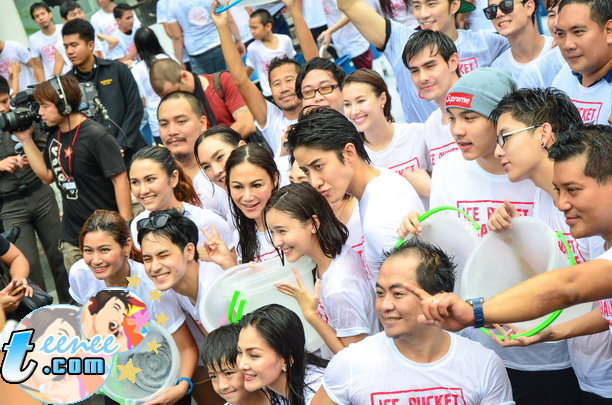 บรรยากาศคนดีร่วมทำบุญ แบบ เปียกๆ ที่งาน "Global ice bucket challenge"