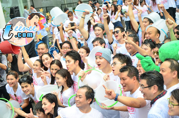 บรรยากาศคนดีร่วมทำบุญ แบบ เปียกๆ ที่งาน "Global ice bucket challenge"