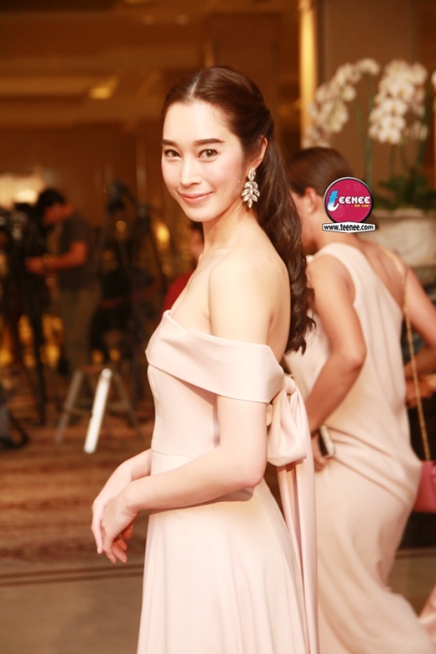 ฐิสา สวยเรียบหรู อวดไหล่-หลังขาวเนียน