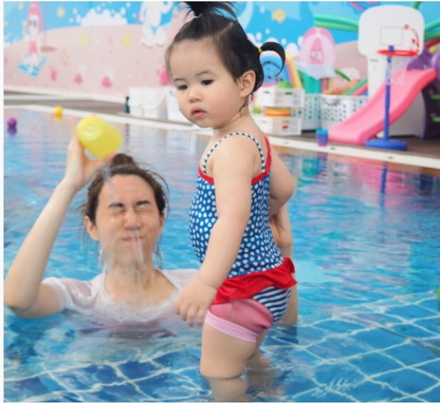 น่ารักแพคคู่ แม่เมย์ - มายู  ในชุดว่ายน้ำ 