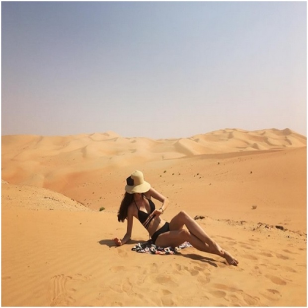 ทะเลทรายยังยอมแพ้ เมื่อ ‘มารีญา’ อวดบิกินี ท่ามกลางความร้อนระอุ