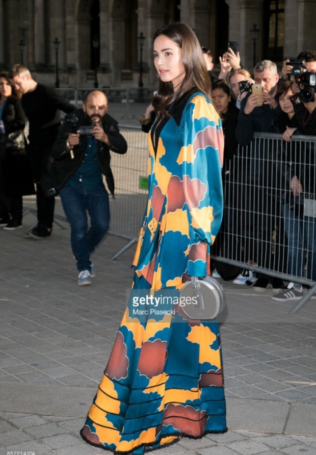 ปัง หรือ พัง!? ญาญ่า กับลุคนี้ ร่วมงาน  Paris Fashion Week 2017 (คลิป)