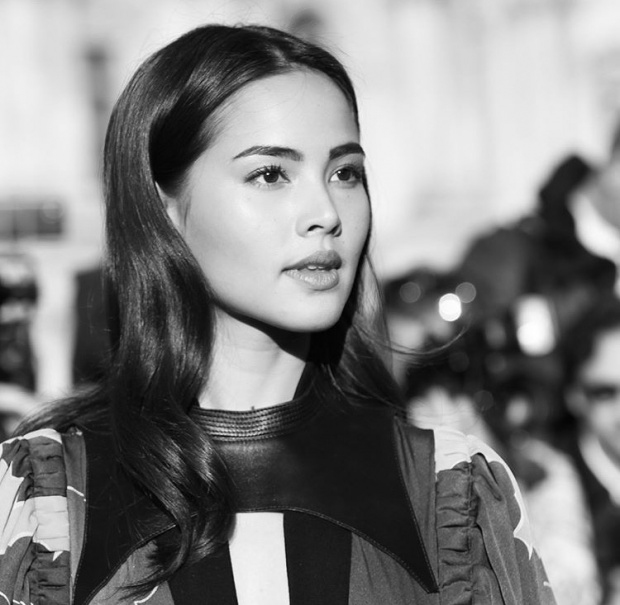 ปัง หรือ พัง!? ญาญ่า กับลุคนี้ ร่วมงาน  Paris Fashion Week 2017 (คลิป)