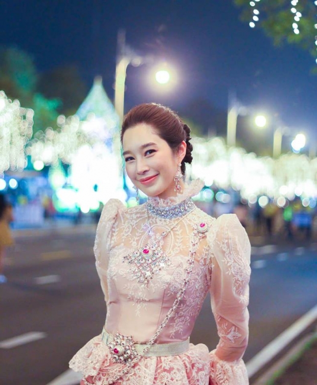 สวยหวาน ฐิสา สวมชุดไทยร่วมงานอุ่นไอรักคลายความหนาว