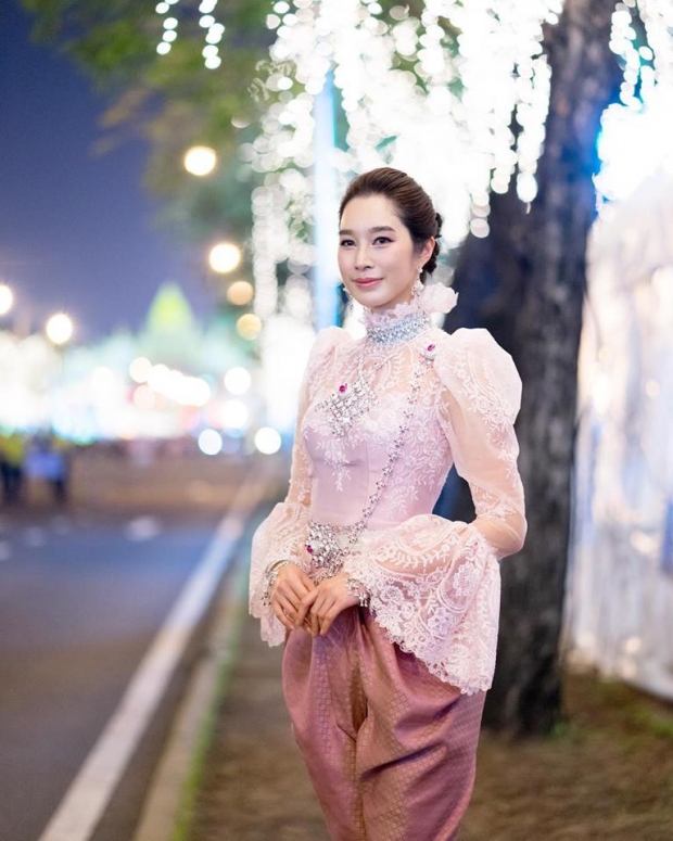 สวยหวาน ฐิสา สวมชุดไทยร่วมงานอุ่นไอรักคลายความหนาว