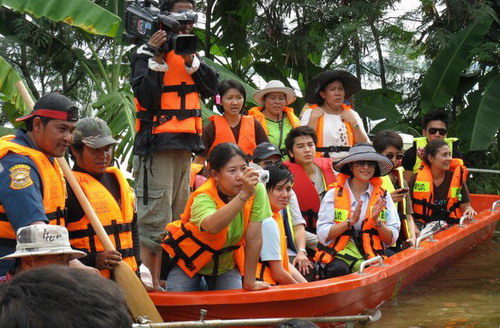 ดาราช่อง 3 ลงพื้นที่ช่วยน้ำท่วม