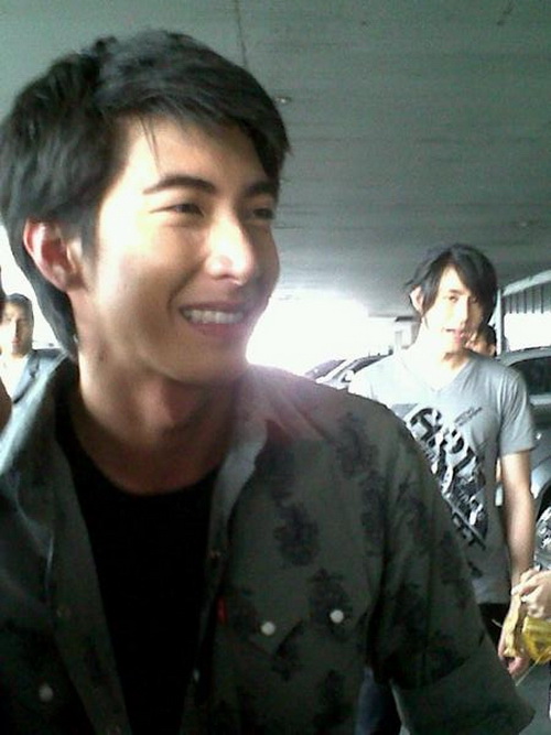 โตโน่และศิลปินแกรมมี่ช่วยน้ำท่วม