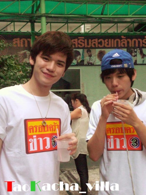 เต๋า-คชา ลงพื้นที่ช่วยเหลือผู้ประสบภัยน้ำท่วม