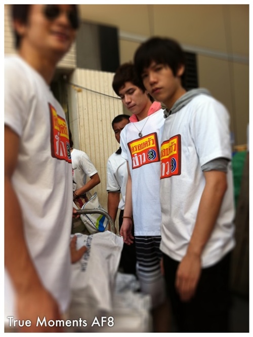 เต๋า-คชา ลงพื้นที่ช่วยเหลือผู้ประสบภัยน้ำท่วม