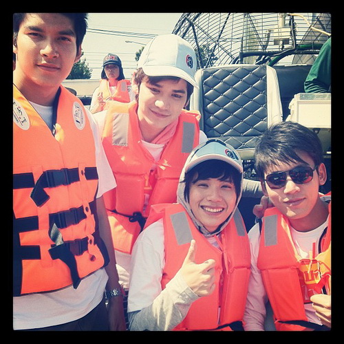 เต๋า-คชา ลงพื้นที่ช่วยเหลือผู้ประสบภัยน้ำท่วม