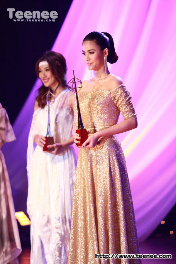 สองสาวสวยเชิญรางวัล