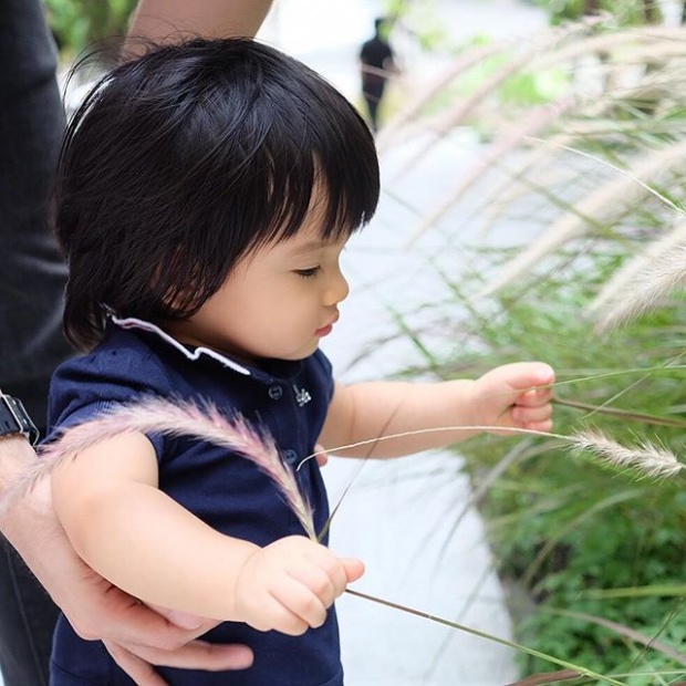 น้องรีนา ลูกสาว ออย ธนา ยิ่งโตยิ่งหน้าเหมือนคุณพ่อเลย