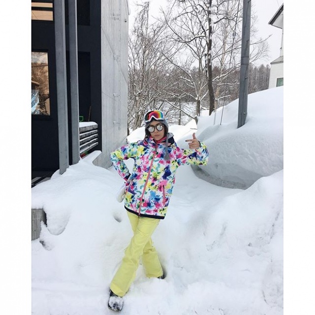 สีสันสดใสสุดๆ แอบส่องชุดเล่นสกีที่ Niseko ของเอมี่กันจ้า