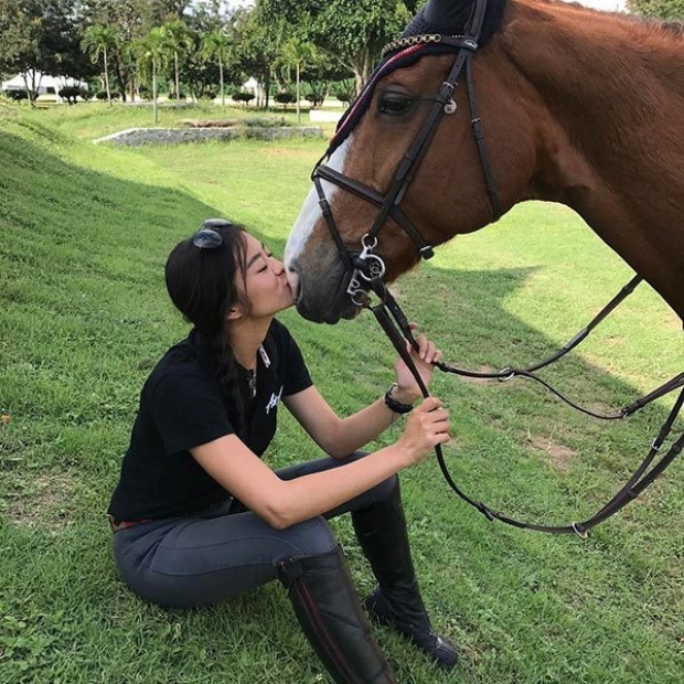  ส่องภาพ!! ลูกสาว อดีตนางเอกในตำนาน ดีกรีไม่ธรรมดานักกีฬาทีมชาติ!! 