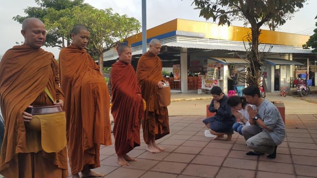 สาธุ เผยภาพ พระหมาก ปริญ เท้าเปล่าเดินธุดงค์ ปักกลด กลางป่าที่เชียงราย