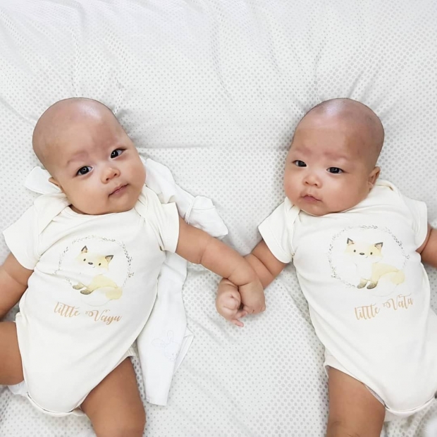 พาส่อง! ลูกชายฝาแฝด “บัว สโรชา” น้องสาว “บีม กวี” บอกเลยน่ารักมาก