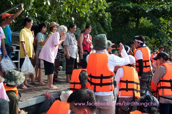 พี่เบิร์ดนำทีม ตูน ก้อย ลงพื้นที่ จ.นนทบุรี