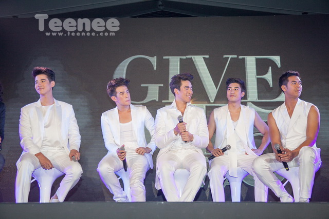 หนุ่มๆของ เอ ศุภชัย บนเวที แถลงข่าว Give Me 5 Concent Rate A