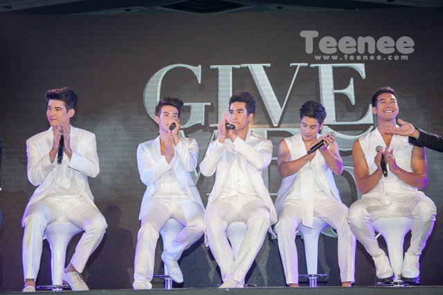 หนุ่มๆของ เอ ศุภชัย บนเวที แถลงข่าว Give Me 5 Concent Rate A