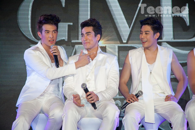 หนุ่มๆของ เอ ศุภชัย บนเวที แถลงข่าว Give Me 5 Concent Rate A