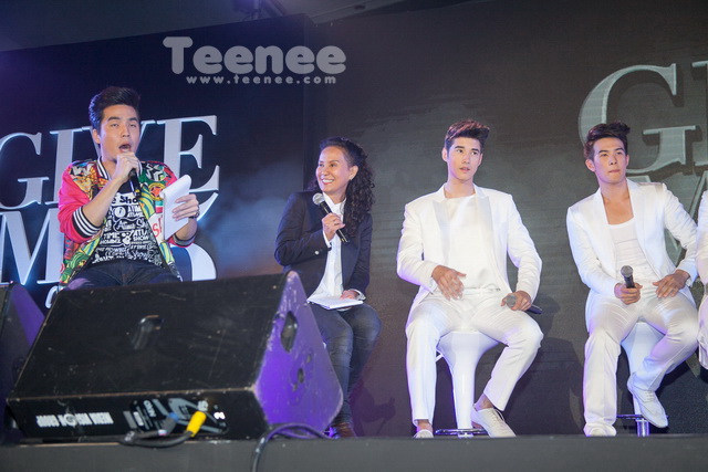 หนุ่มๆของ เอ ศุภชัย บนเวที แถลงข่าว Give Me 5 Concent Rate A