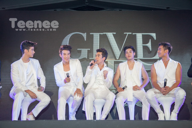 หนุ่มๆของ เอ ศุภชัย บนเวที แถลงข่าว Give Me 5 Concent Rate A