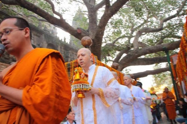 ภาพ “พระแซม” ออกบิณฑบาต จริยาวัตรงดงามน่าเลื่อมใส