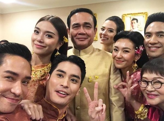 ประมวลภาพ!! นักแสดงจากละคร “บุพเพสันนิวาส” เข้าพบ “บิ๊กตู่” น่ารักไปอี๊กกกกก!!