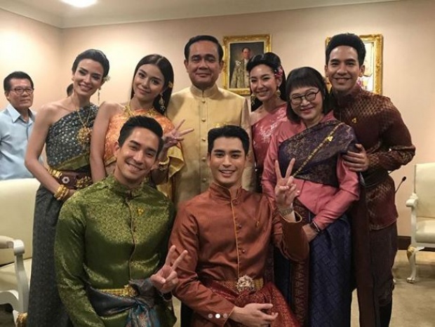 ประมวลภาพ!! นักแสดงจากละคร “บุพเพสันนิวาส” เข้าพบ “บิ๊กตู่” น่ารักไปอี๊กกกกก!!