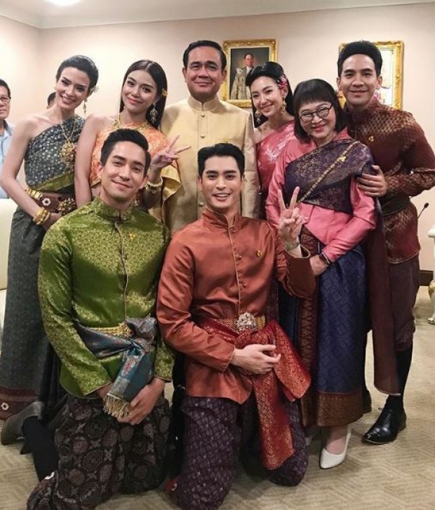 ประมวลภาพ!! นักแสดงจากละคร “บุพเพสันนิวาส” เข้าพบ “บิ๊กตู่” น่ารักไปอี๊กกกกก!!