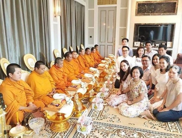 อั้ม พัชราภา เปิดบ้านทำบุญเลี้ยงพระ เครื่องใช้และเครื่องสังฆทานถวายพระ งดงามอลังการสุดๆ!