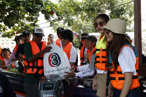 ดาราลงพื้นที่ช่วยน้ำท่วม