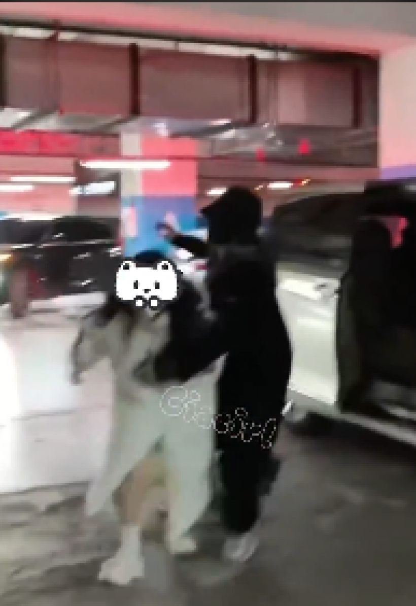 คลิปเดือดว่อนเน็ต! ดาราหนุ่มน็อตหลุด ใส่เดี่ยวซาแซงกลางสนามบิน!