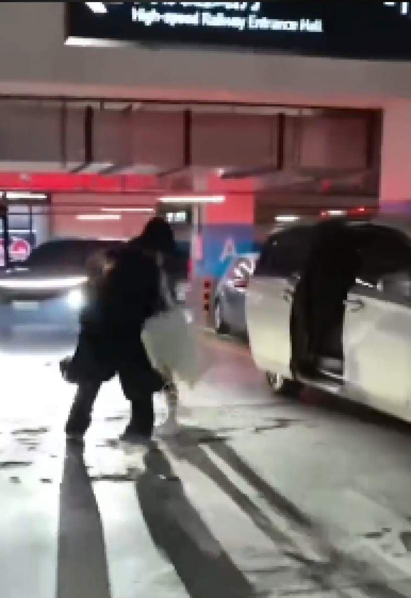 คลิปเดือดว่อนเน็ต! ดาราหนุ่มน็อตหลุด ใส่เดี่ยวซาแซงกลางสนามบิน!