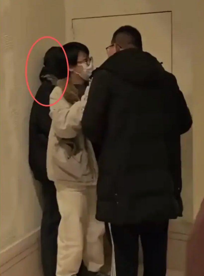 ขนลุก นางเอกดาวรุ่งโดนหนุ่มแปลกหน้าดักต้อนถึงมุมตึก!!