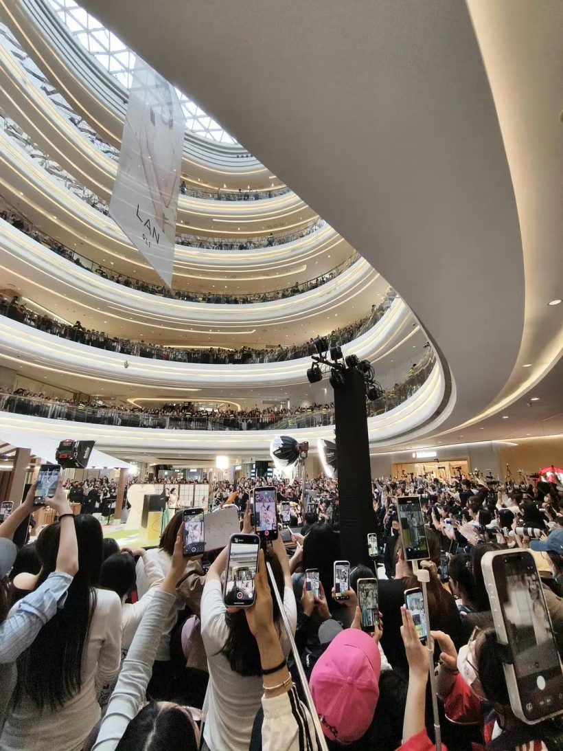 ห้างเเตกครั้งเเรก! ผู้คนนับหมื่น เเห่มาชมความสวยนางเอกสุดฮอต