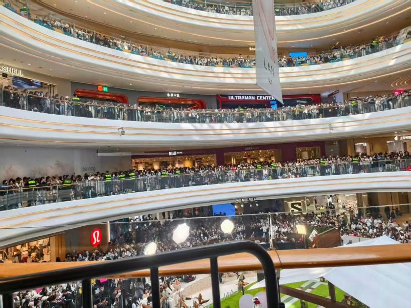 ห้างเเตกครั้งเเรก! ผู้คนนับหมื่น เเห่มาชมความสวยนางเอกสุดฮอต