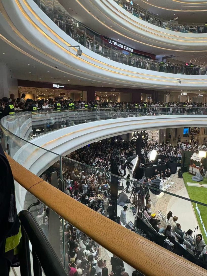 ห้างเเตกครั้งเเรก! ผู้คนนับหมื่น เเห่มาชมความสวยนางเอกสุดฮอต