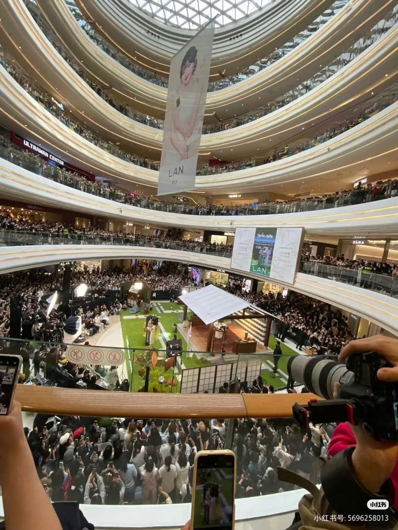 ห้างเเตกครั้งเเรก! ผู้คนนับหมื่น เเห่มาชมความสวยนางเอกสุดฮอต