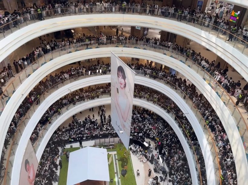 ห้างเเตกครั้งเเรก! ผู้คนนับหมื่น เเห่มาชมความสวยนางเอกสุดฮอต