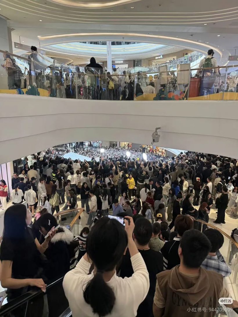 ห้างเเตกครั้งเเรก! ผู้คนนับหมื่น เเห่มาชมความสวยนางเอกสุดฮอต