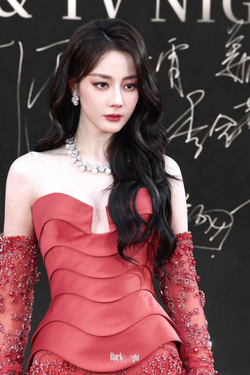 สวยจนร้องขอชีวิต! ตี๋ลี่เร่อปา ลุคพรมแดง ยกให้เป็นที่สุดของงาน!